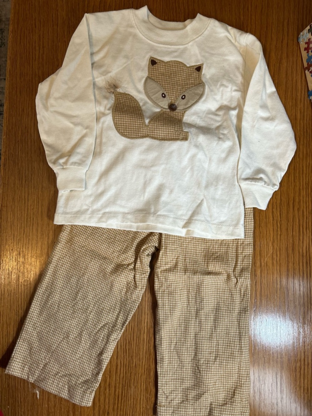 EUC BAILEY BOYS Kids ivory/brown Fox Appliqué set Set with Tan houndstooth Pants